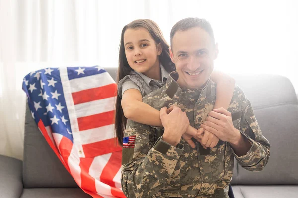 Veterano Sua Filha Com Uma Bandeira — Fotografia de Stock