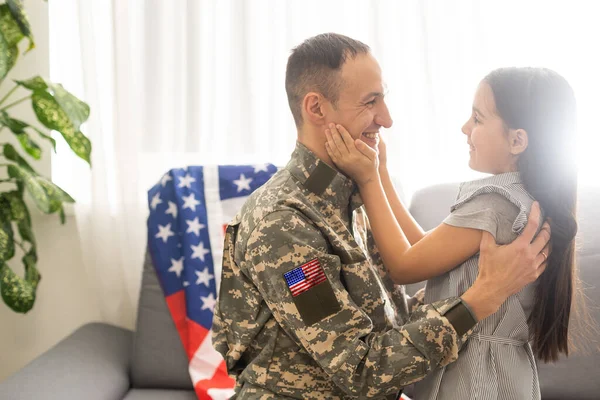 Criancinha Está Muito Feliz Por Pai Dela Ter Voltado Exército — Fotografia de Stock