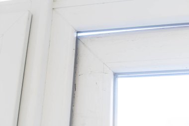 Plastik kapılarda boşluk ve delik.