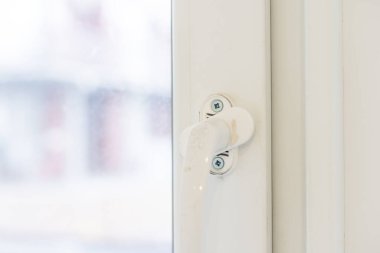 Yeni plastik kapının kulpu. İnşaat halindeki bir evin beyaz ön kapısı..