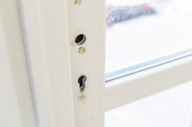 Çift camlı beyaz pencereler ve kapılar yerleştiriliyor