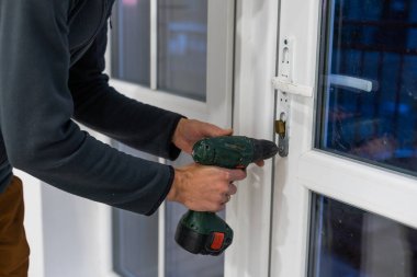Daireye bir pencere yerleştiriyorum. İşçi tarafından neredeyse birleştirilmiş köşe polivinili