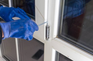 Daireye bir pencere yerleştiriyorum. İşçi tarafından neredeyse birleştirilmiş köşe polivinili