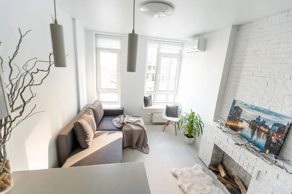 Moderne Einzimmerwohnung mit Tisch, Stühlen, Couch. — Stockfoto
