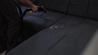 Koltuk döşeme temizleyici, closeup ile kir kaldırılıyor