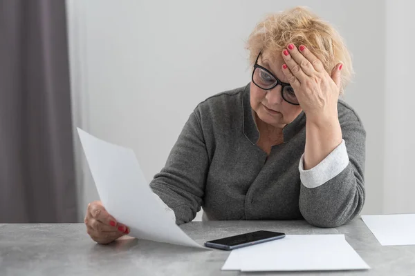 Gepensioneerde leest ontelbare kranten en is zeer gericht — Stockfoto