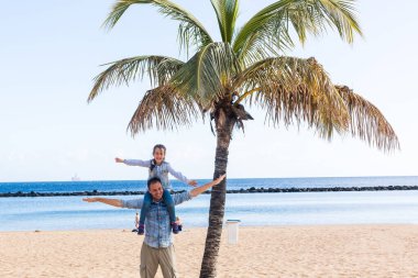 Baba ve kızı kumsalda oynarken