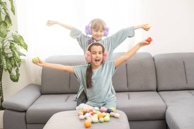 İki küçük kız Paskalya yumurtası oynuyor.