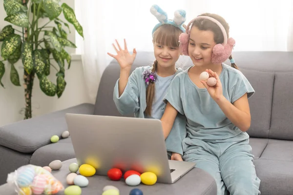 Kleine Mädchen bereiten sich gemeinsam mit dem Computer auf Ostern vor — Stockfoto