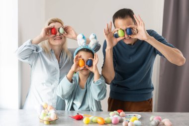 Güzel, tatlı, çekici, güzel, arkadaş canlısı, neşeli, pozitif aile Paskalya yumurtalarını birlikte acıtıyor..