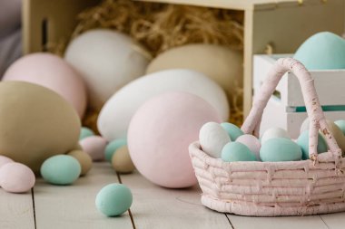 Paskalya yumurtaları ve bahar çiçekleriyle paskalya arkaplanı. Kopyalama alanı ile göster.