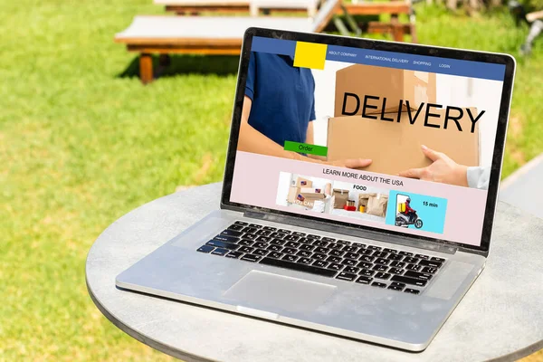 Online winkelen. laptop met banner levering — Stockfoto