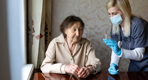 Lekarz daje starym kobietom zastrzyk. — Zdjęcie stockowe