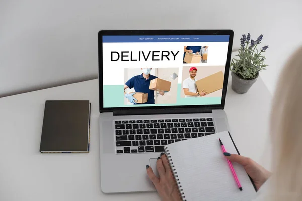 Delivery icon on laptop keyboard. Online shopping, ecommerce and retail sale concept, delivery for customers ordering things from retailers websites using internet — Stock Photo, Image