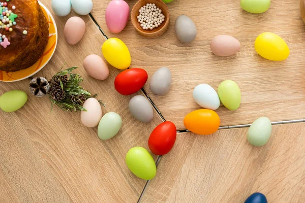 Ciasto wielkanocne i kolorowe jaja na świątecznym stole wielkanocnym — Zdjęcie stockowe