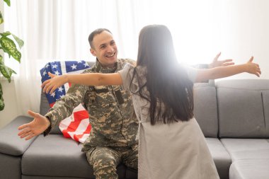 Gazi ve bayraklı kızı.