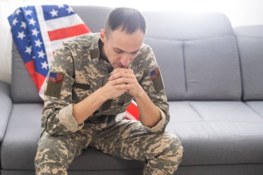 Orta yaşlı, çaresiz bir askerin portresi. Depresyondan muzdarip engelli asker. Travma Sonrası Stres.