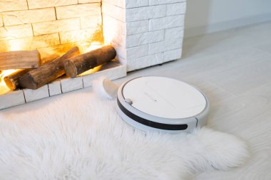 Robot elektrikli süpürge daireyi belli bir zamanda otomatik olarak temizliyor. Akıllı ev