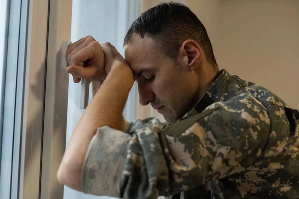 Ideges férfi katonai szenvedés depresszió, egyedül ül otthon, PTSD koncepció — Stock Fotó