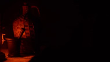 Akkor lamba ile tungsten filaman tel üzerinde wobbles. Işık yanıp söner nedeniyle fakir bir kişi. Elektrik enerjisi odaya kayboldu. Bir ampul ışığı. Ampul yakın çekim