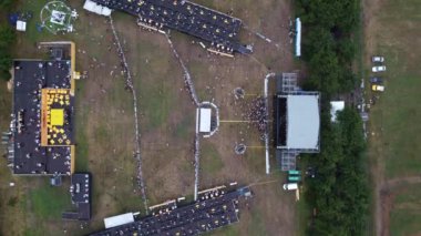 Festival alanı, sahada konser, arka plan ve sahne