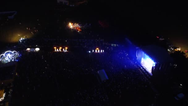 Concierto abierto en el campo por la noche — Vídeos de Stock