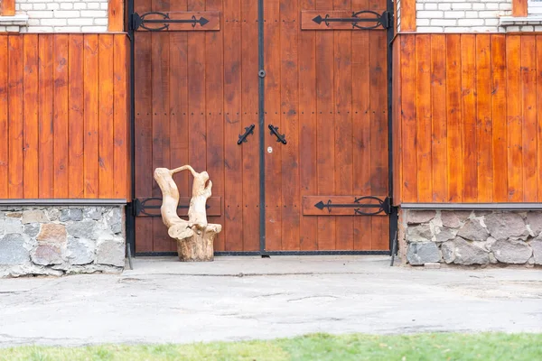 Antiga porta de madeira. entrada — Fotografia de Stock