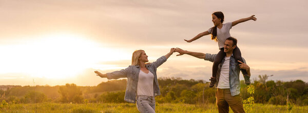 семья гуляет по полю