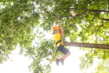 Sevimli küçük kız macera Parkı sıcak ve güneşli yaz gününde tırmanma içinde onun zaman zevk