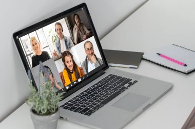 Bilgisayarda Görüntü Konferansı Kullanan Çevrimiçi Öğretmen Sunucusu