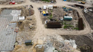 Şehrin inşaat alanının havadan panoramik görüntüsü.