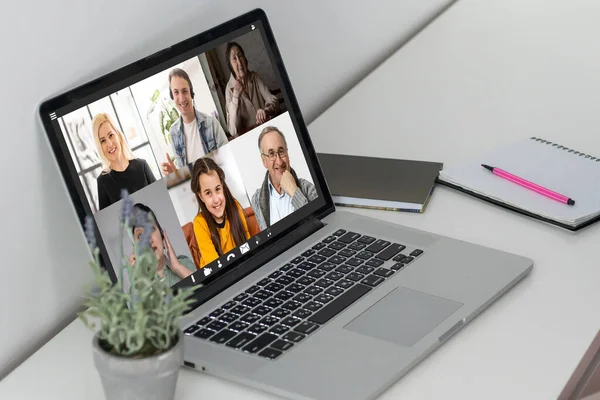 Leraar hosten van online klasse met behulp van videoconferentie op laptop — Stockfoto