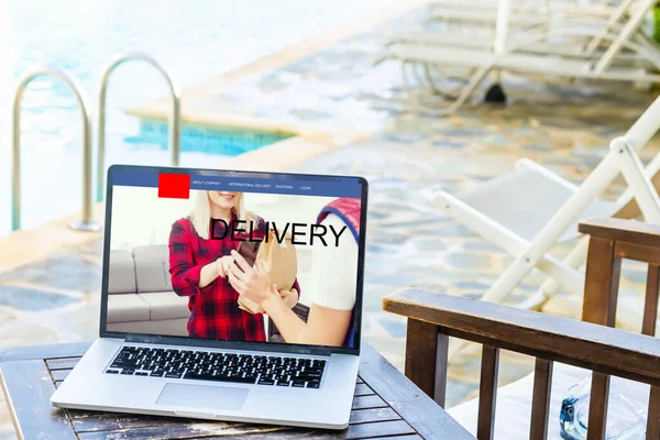 Levering pictogram op laptop toetsenbord. Online winkelen, e-commerce en retail sale concept, levering voor klanten bestellen dingen van retailers websites via internet — Stockfoto