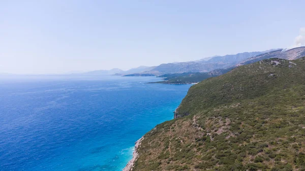 Τυπικό αλβανικό τοπίο στην Αδριατική ακτή με βουνά. Ηλιόλουστο πρωινό στην Αλβανία, Ευρώπη. Ιστορικό ταξιδιωτικής έννοιας. — Φωτογραφία Αρχείου