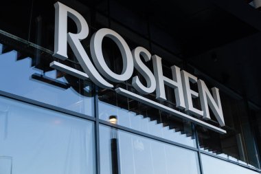 Kiev, Ukrayna - 17 Kasım 2021: Mall Respublika modern mimarisi. Camdan duvarları olan alışveriş merkezi, Roshen mağazası.