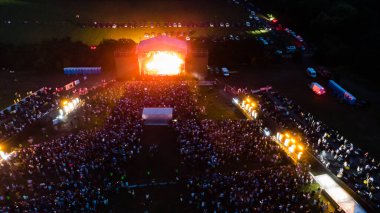 Geceleri tarlada açık konser