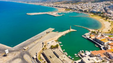 Girit, Yunanistan. Deniz gemileri, tekneleri ve deniz feneri olan liman. Retimno