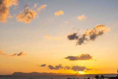 Deniz üzerinde dramatik bulutlarla akşam gökyüzü. Denizin üzerinde dramatik gün batımı.