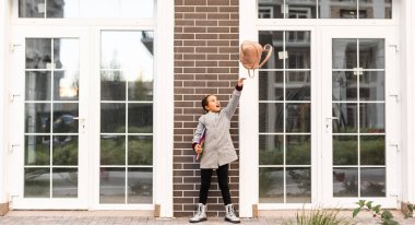 okula bir sırt çantası ile küçük kız