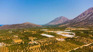 Girit 'teki yüksek tepelerin manzarası gökyüzünün arka planında