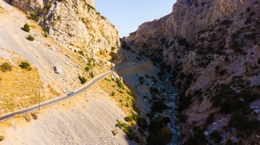 Yunanistan'ın Girit Adası'nda Kourtaliotikos güzel geçit üzerinden Boş kırsal yol.
