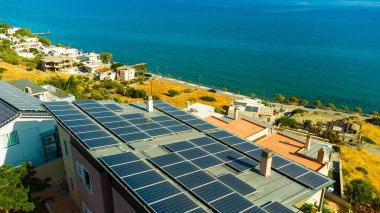 Çatıda büyük güneş paneli kurulumu