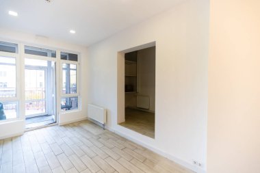 Küçük bir ofiste, koridorda.