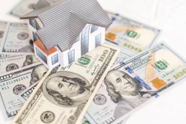 Evin düzeni ve arka planda dolar banknotları