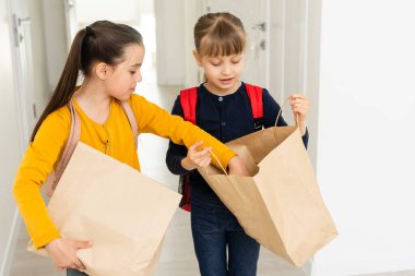 reklam, çocukluk, teslimat, posta ve insanlar - iki küçük kız teslimat paketleri ile