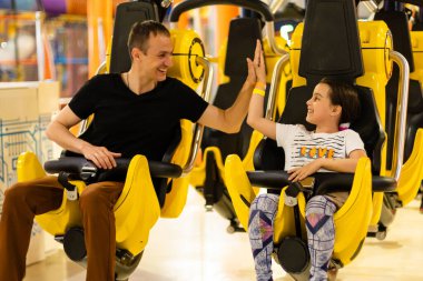 Lunaparkta hız trenine binen gülümseyen aile..
