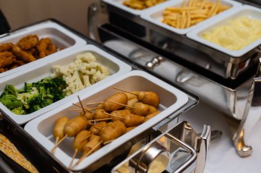 Restorandaki salata büfesinde bir sürü sebze var..