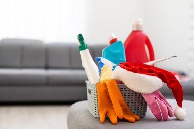 Noel 'den önce temizlik. Çok renkli temizlik malzemeleri. Süngerler, paçavralar ve spreyler.