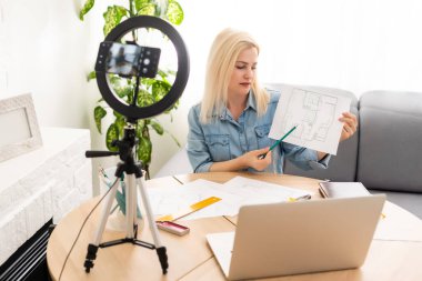 Kadın Vlogger Evde Kayıt Yayını