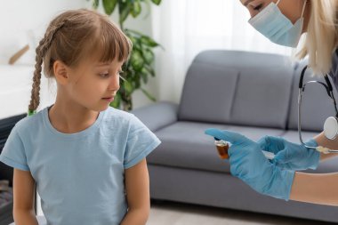 Doktor çocuk aşısı yapıyor.